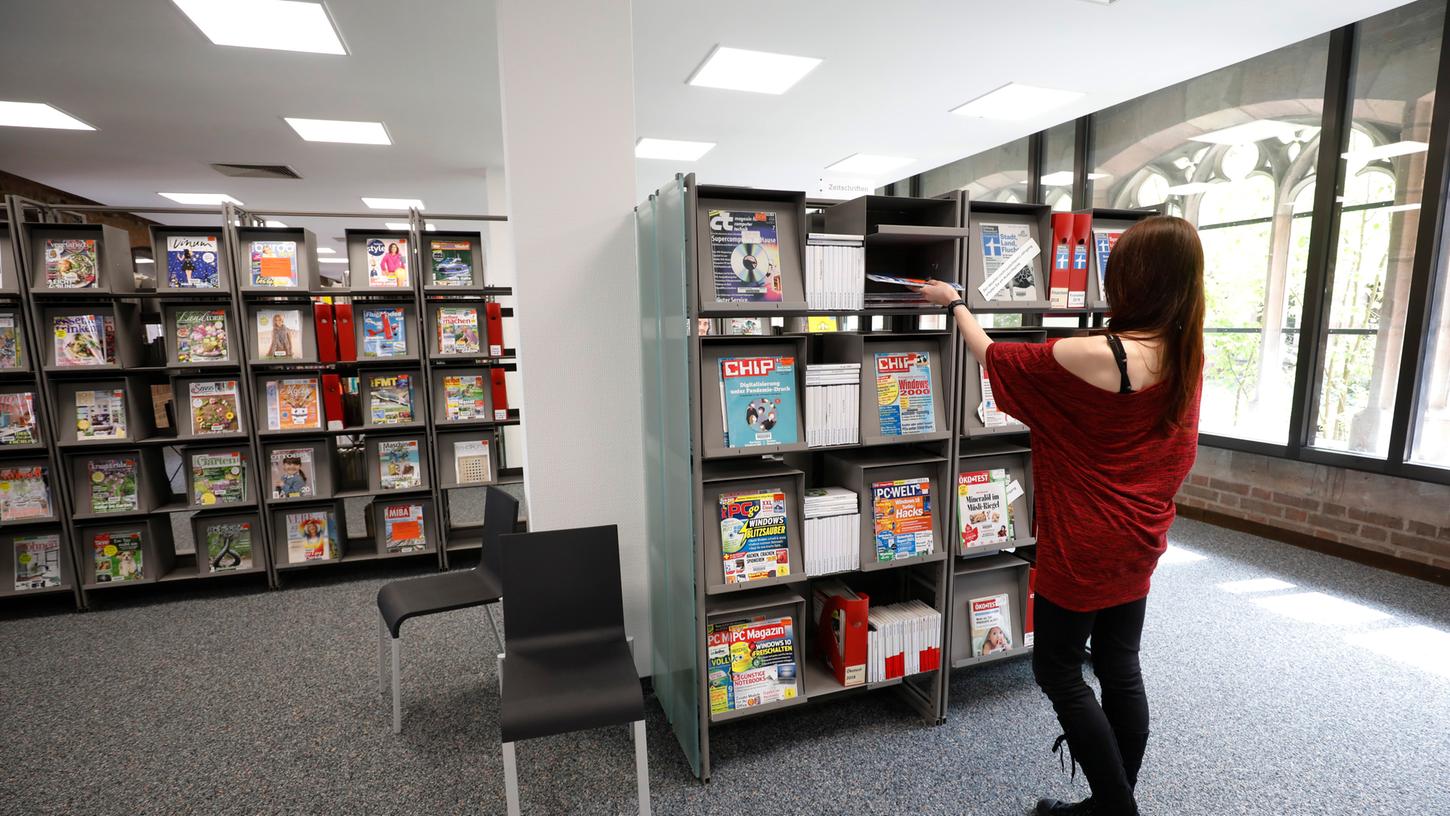 Heller und in angenehm luftiger, übersichtlicher Form präsentiert die Bibliothek jetzt ihre Bestände im historischen Katharinenkloster-Trakt.
Heller und in angenehm luftiger, übersichtlicher Form präsentiert die Bibliothek jetzt ihre Bestände im historischen Katharinenkloster-Trakt.