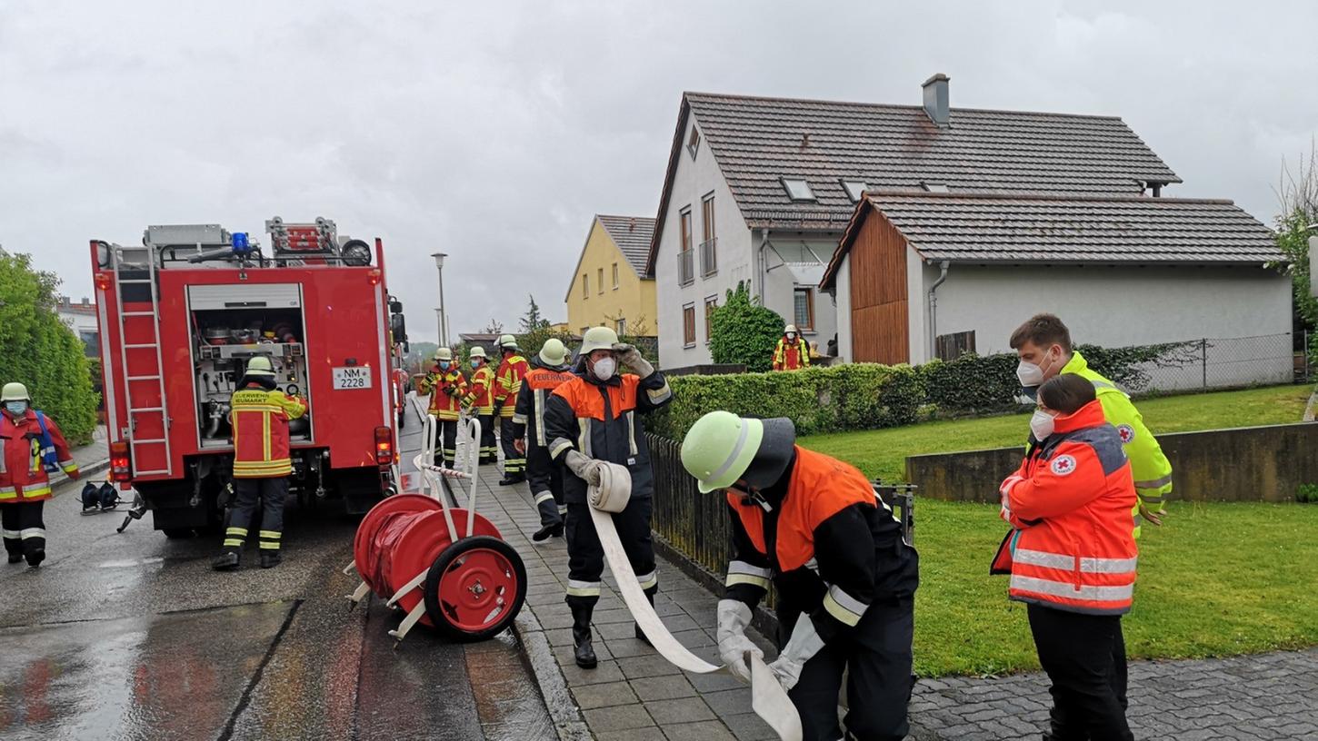 Die Feuerwehren hatten den Brand schnell unter Kontrolle. Trotzdem entstand ein hoher Schaden. Die Feuerwehren hatten den Brand schnell unter Kontrolle. Trotzdem entstand ein hoher Schaden.