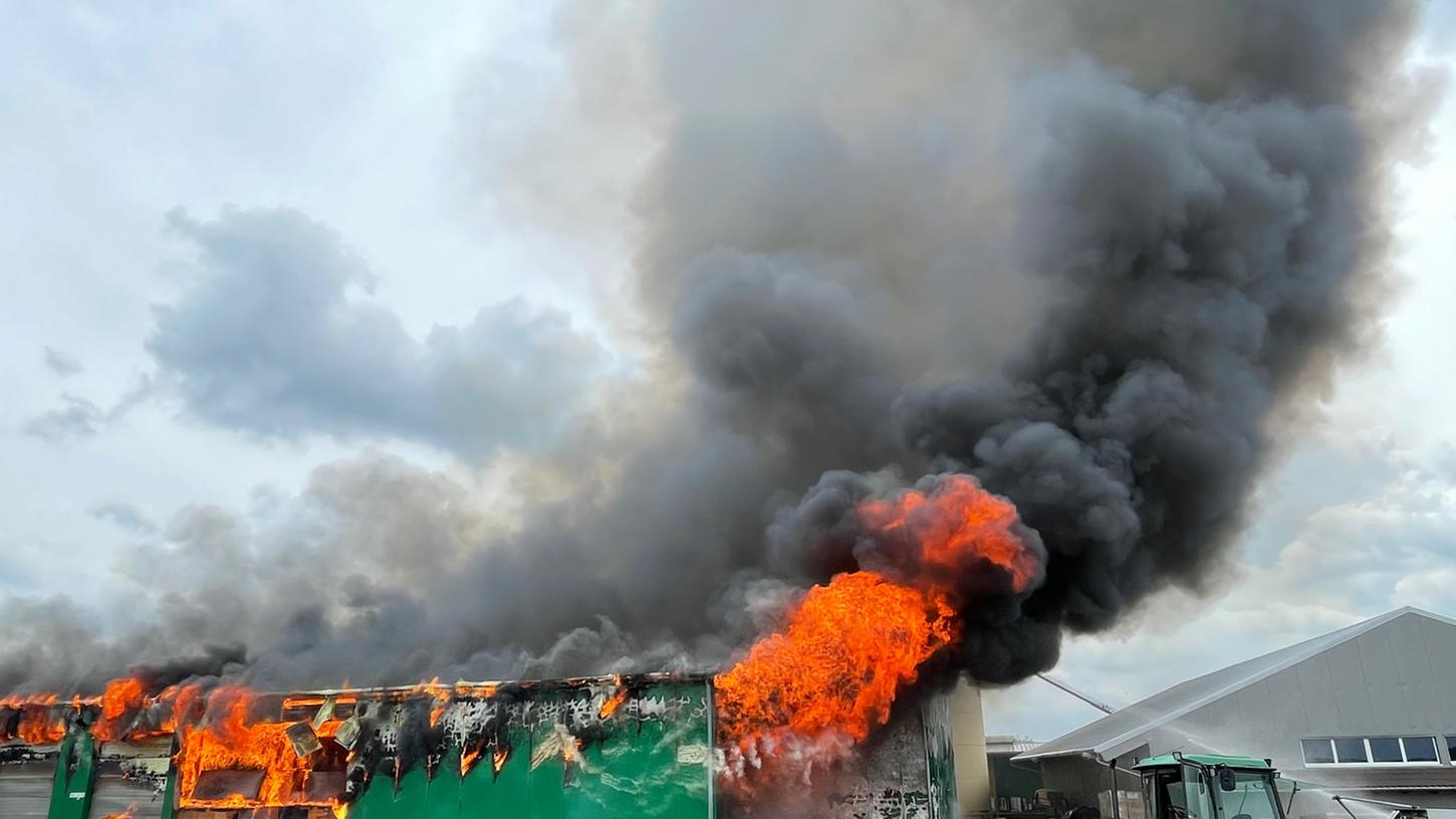 Das Feuer zerstörte bereits eine große Lagerhalle der Zimmerei in Schwebheim.
Das Feuer zerstörte bereits eine große Lagerhalle der Zimmerei in Schwebheim.