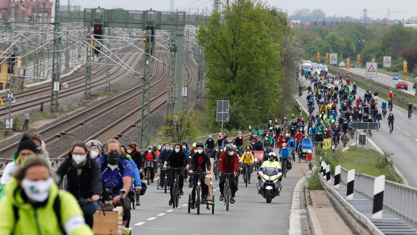 So wie im Mai 2021 auf dem Frankenschnellweg in Nürnberg werden Rad- und Klimaaktivisten am Dienstag von Erlangen nach Nürnberg radeln, um ihren Forderungen Raum zu verschaffen.