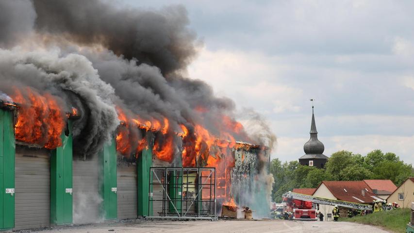 Die Feuerwehr konnte die Flammen in dem Betrieb am Ortsrand von Schwebheim nur eindämmen, die Hallen waren nicht zu retten.Foto: Bastian Lauer