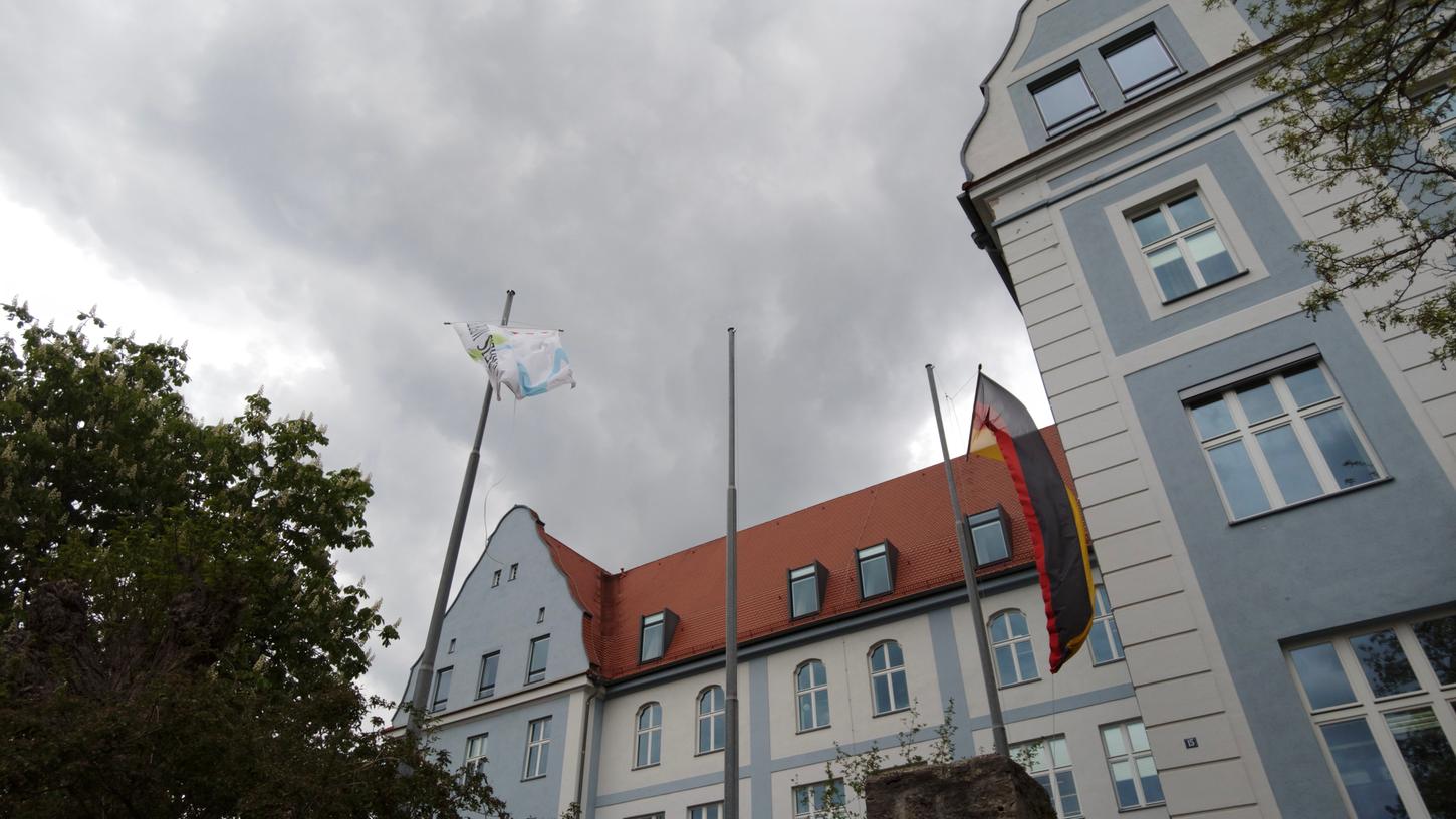 An Landratsamt in Franken: Israelische Flagge massiv beschädigt