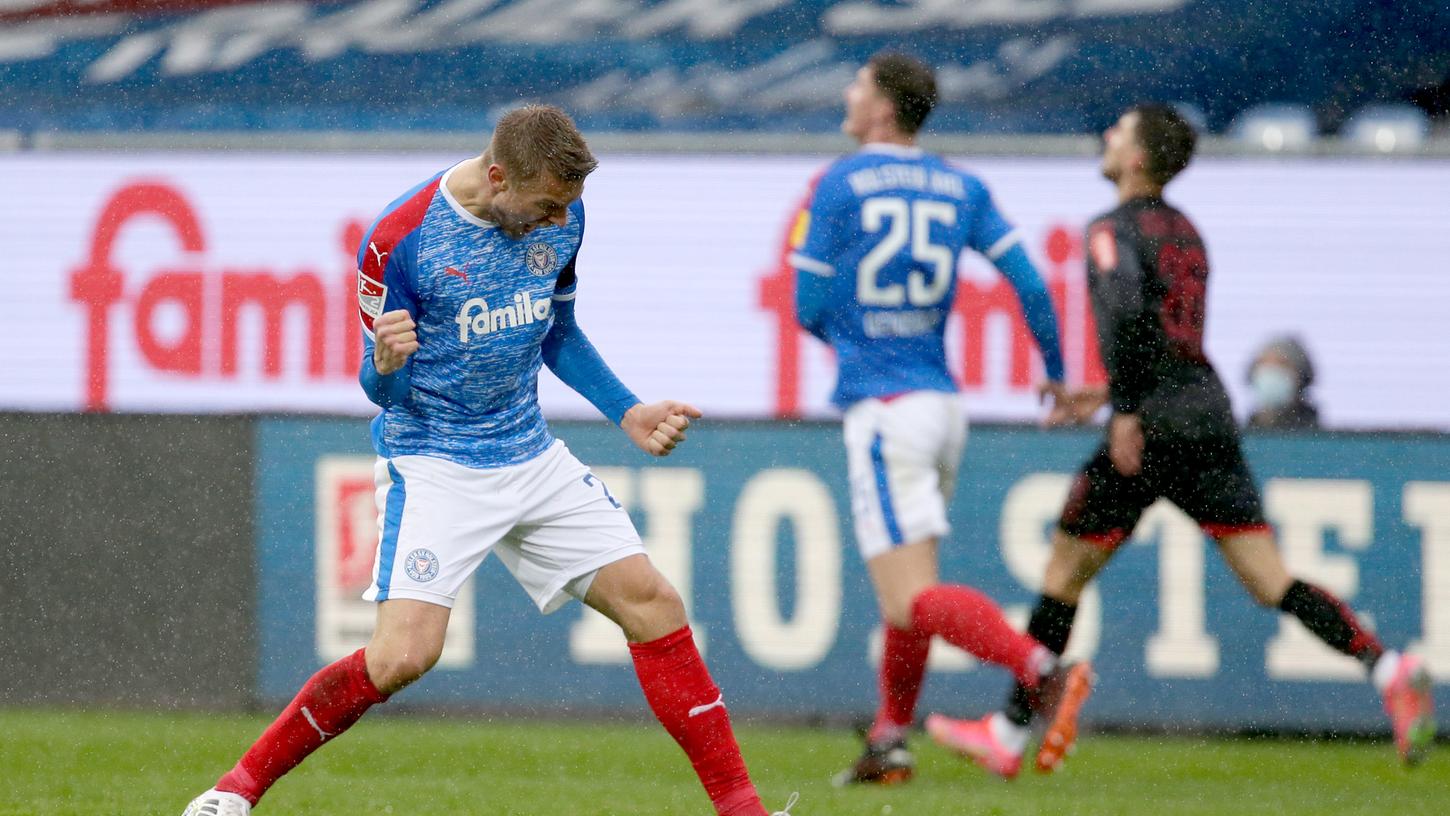 Holstein Kiel kann nach dem 3:2-Sieg in Regensburg nicht mehr vom Relegationsrang verdrängt werden.
Holstein Kiel kann nach dem 3:2-Sieg in Regensburg nicht mehr vom Relegationsrang verdrängt werden.