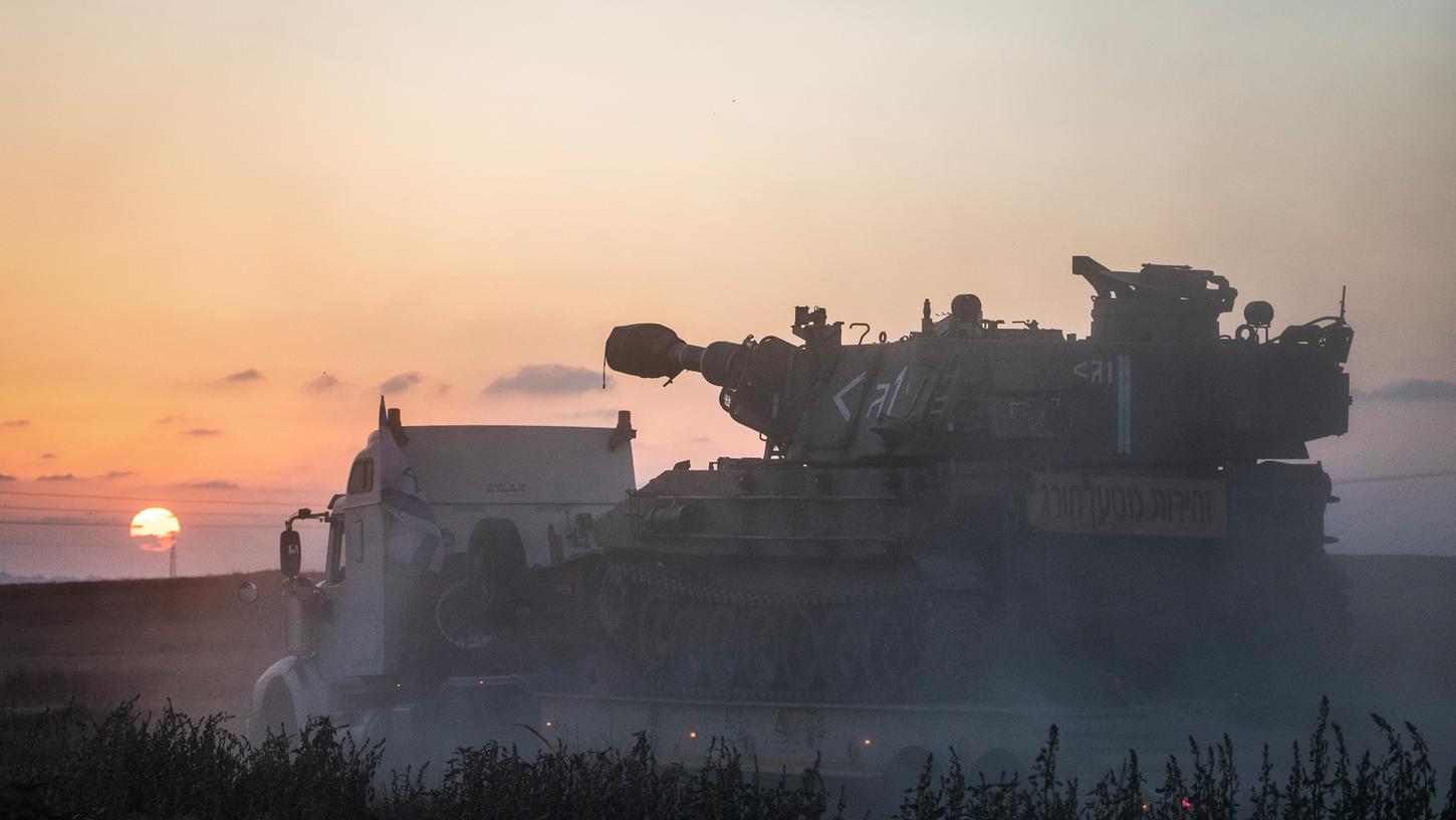 Militärfahrzeuge der israelischen Armee feuern in Richtung Gazastreifen. Seit dem 10. Mai beschießen militante Palästinenser Israel mit Raketen. Israels Armee reagiert darauf mit Angriffen auf Ziele im Gazastreifen, vor allem durch die Luftwaffe. Auf beiden Seiten gab es Tote. 
