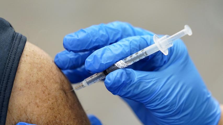Ein Mitarbeiter des Gesundheitswesens wird ein zweites Mal mit dem Impfstoff von Pfizer/Biontech geimpft. 