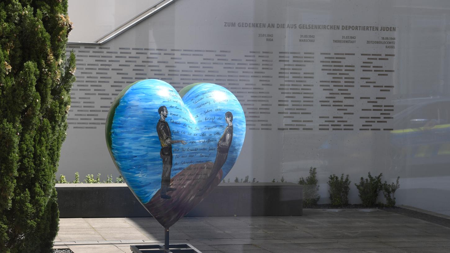 Ein riesiges Herz zum Gedenken an die aus Gelsenkirchen deportierten Juden steht im Gebäude der Synagoge in Nordrhein-Westfalen