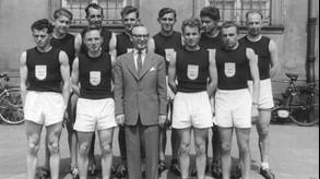 "Mädchen für alles" bei den Leichtathleten des VfB Forchheim: Horst Walda inmitten seiner Sportler bei der Domreiter-Staffel 1957.