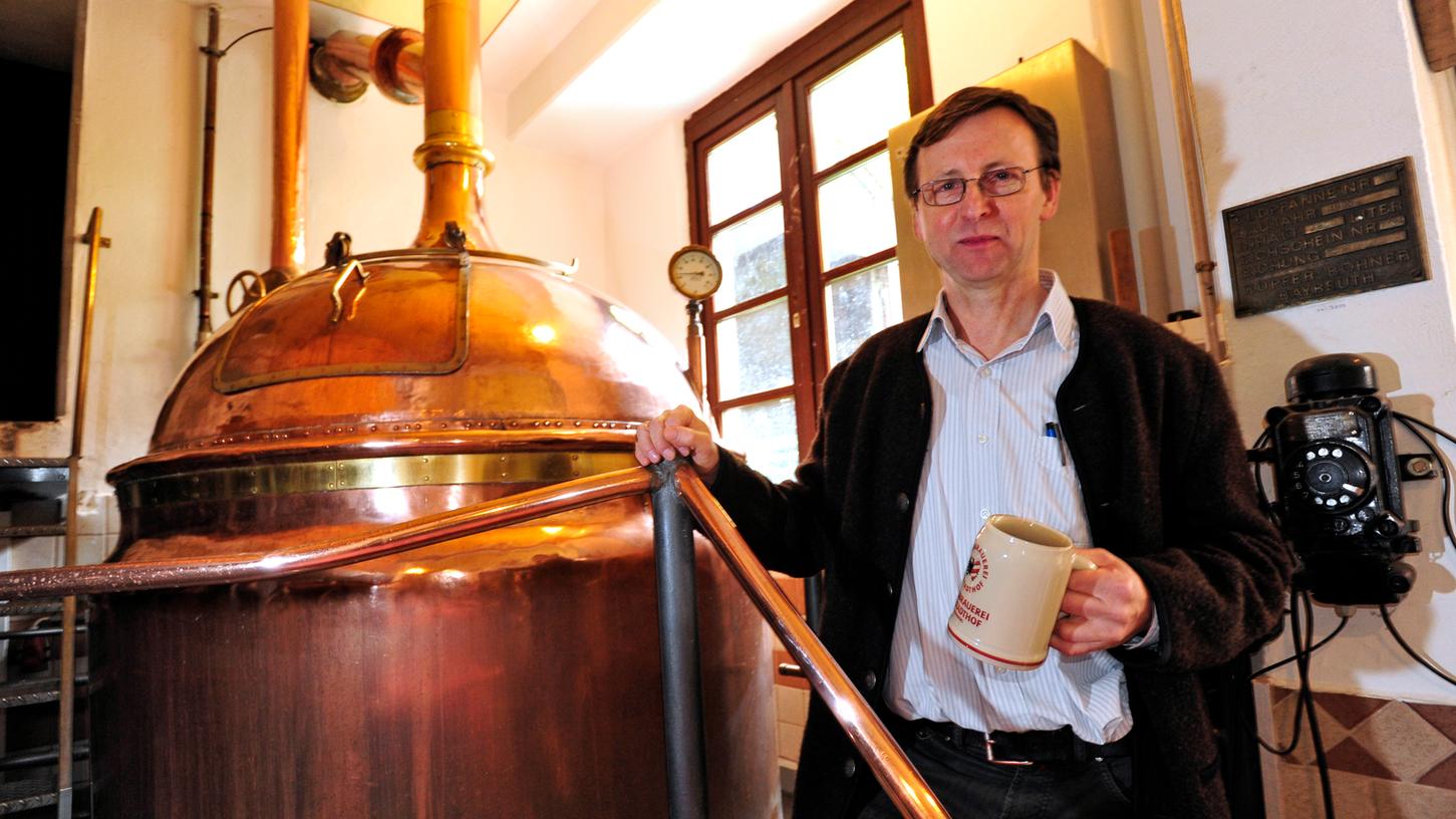 Reinhard Engel von der Nürnberger Hausbrauerei Altstadthof nutzt für den Maibock besondere Aromahopfen, die aus fränkischem Bio-Anbau stammen.
Reinhard Engel von der Nürnberger Hausbrauerei Altstadthof nutzt für den Maibock besondere Aromahopfen, die aus fränkischem Bio-Anbau stammen.