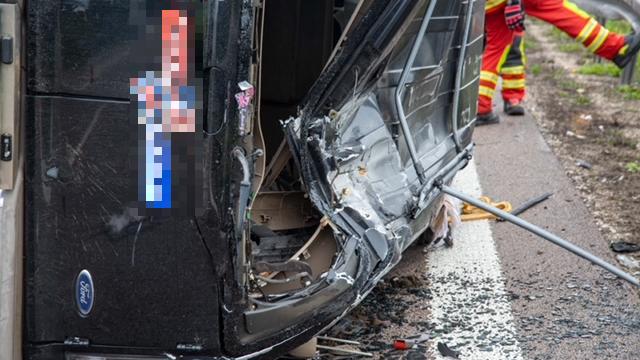 Schwerer SUV mit Anhänger überschlägt sich bei Neumarkt - Fahrer bleibt unverletzt