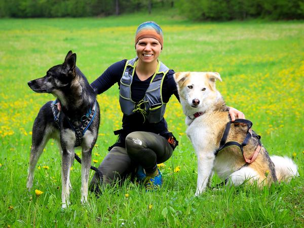 Giulia Schneider läuft mit ihren Hunden Yup (links) und Nikita. Im Sommer hofft sie, dass die Tropheé des Montagnes, eines der härtesten Etappenrennen Europas, stattfinden kann. 