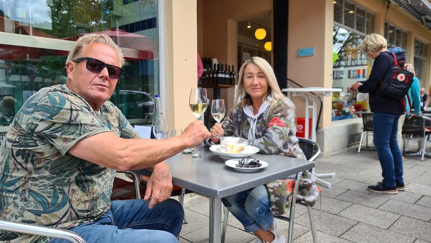 Das Forchheimer Ehepaar Harald und Carmen Ludwig hat beim Karnbaum in der Hornschuchallee gerade eine fränkische Forelle und Spaghetti mit Meeresfrüchten hinter sich, jetzt wird mit einem Glas Weißwein angestoßen: "Es fühlt sich an wie ein Traum." 
