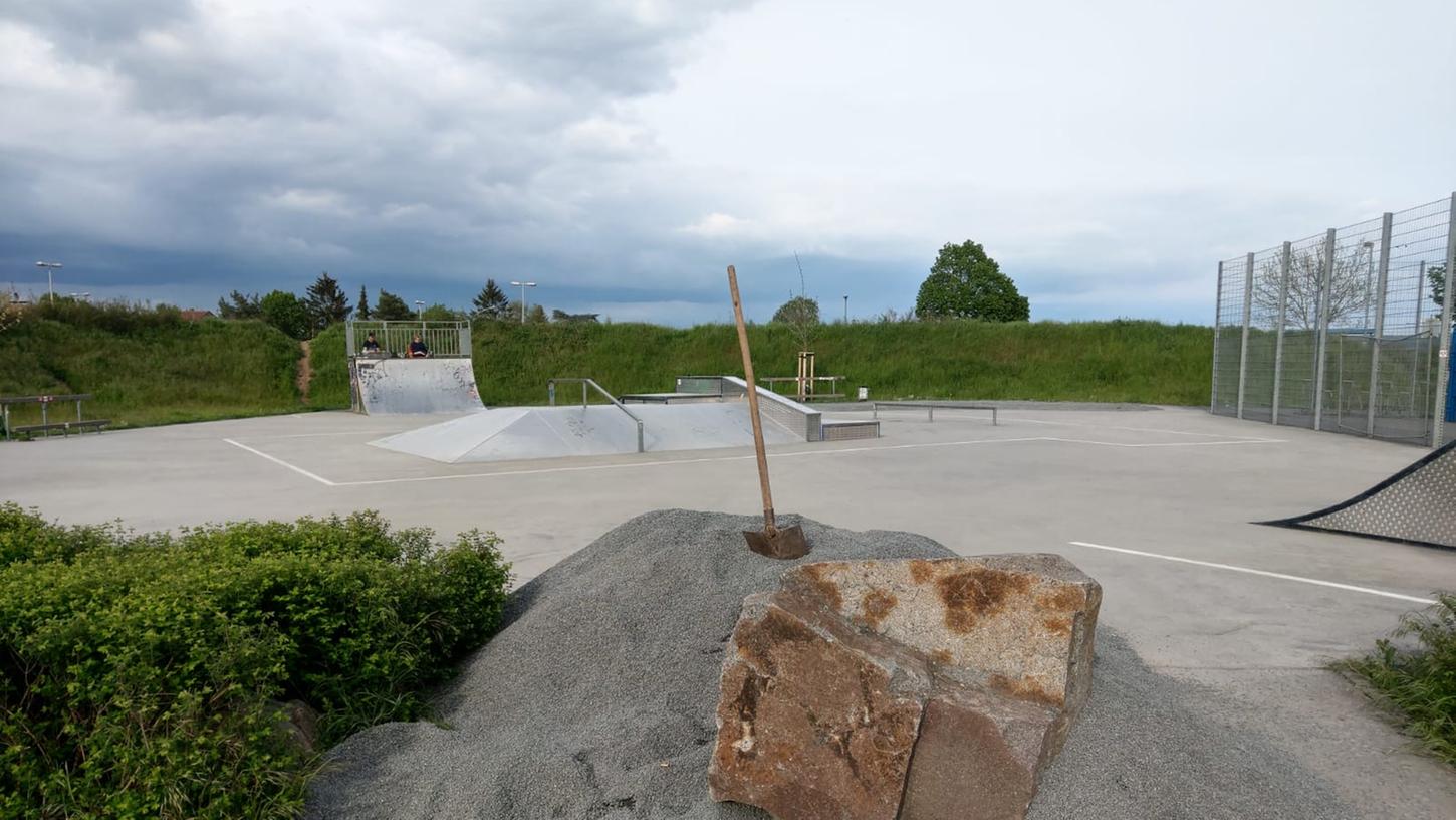 Unbekannte haben den Skatepark von Dieburg von Rollsplitt befreit