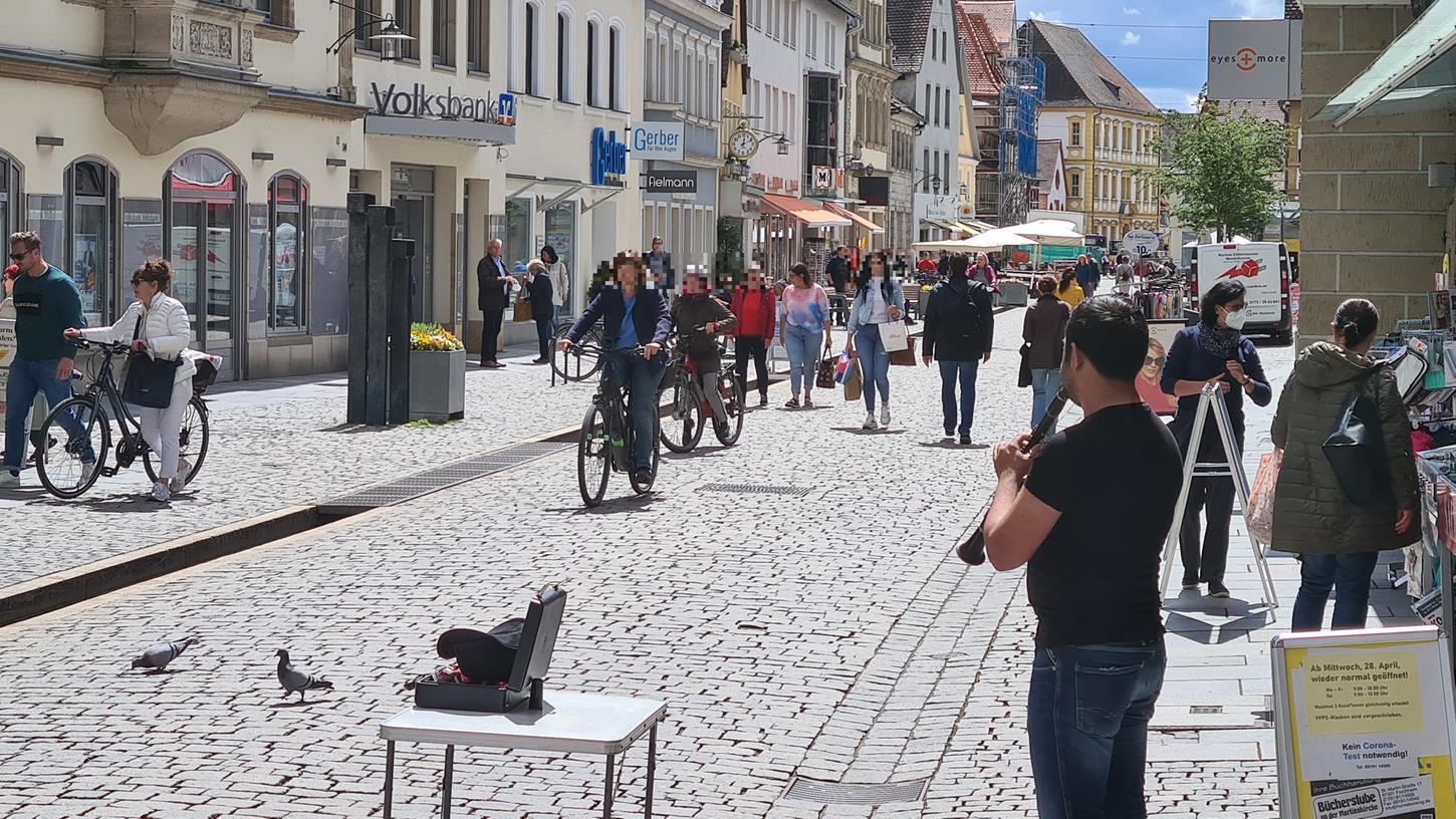 Die Forchheimer Fußgängerzone füllte sich am Freitag ebenso wie die Außengastronomie: Mit den jüngsten Lockerungen kommt wieder Leben in die (Innen-)Stadt.
Die Forchheimer Fußgängerzone füllte sich am Freitag ebenso wie die Außengastronomie: Mit den jüngsten Lockerungen kommt wieder Leben in die (Innen-)Stadt.