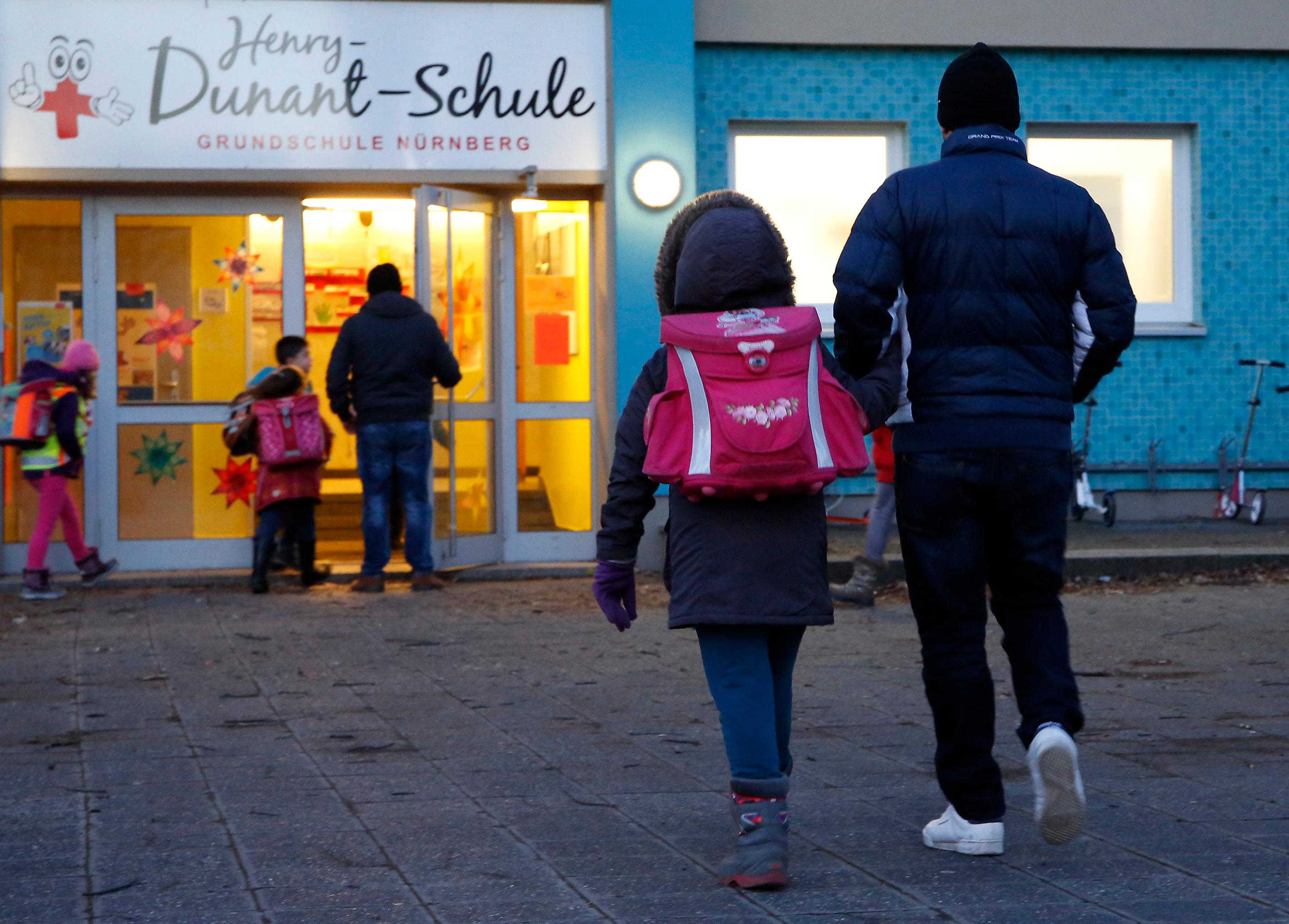 Die Henry-Dunant-Schule ist eine Grundschule in Großreuth bei Schweinau. Sie ist 2012 renoviert worden. Derzeit hat die Dunant-Schule 16 Klassen in vier Jahrgangsstufen. Außerdem gibt es vier Partnerklassen an der Jakob-Muth-Schule. Hier geht es zur Homepage der Dunant-Schule. 