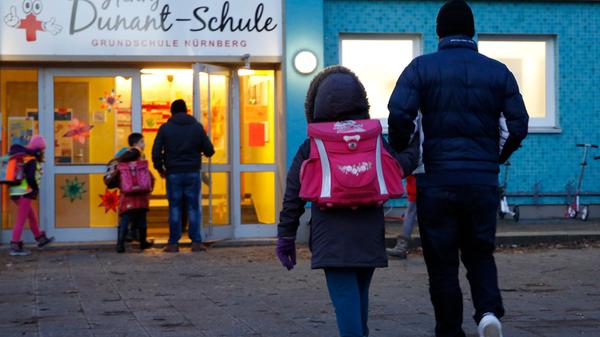 Die Henry-Dunant-Schule ist eine Grundschule in Großreuth bei Schweinau. Sie ist 2012 renoviert worden. Derzeit hat die Dunant-Schule 16 Klassen in vier Jahrgangsstufen. Außerdem gibt es vier Partnerklassen an der Jakob-Muth-Schule. Hier geht es zur Homepage der Dunant-Schule.