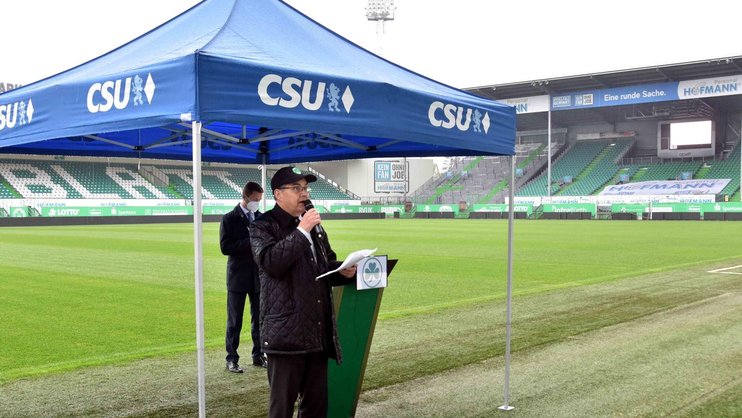 Unter dem Schirm der CSU seit 1990 direkt gewählter Abgeordneter wurde MdB Christian Schmidt für eine weitere Wahlperiode nominiert. Die Versammlung im Fürther Ronhof leitete Landrat Matthias Dießl (im Hintergrund). Unter dem Schirm der CSU seit 1990 direkt gewählter Abgeordneter wurde MdB Christian Schmidt für eine weitere Wahlperiode nominiert. Die Versammlung im Fürther Ronhof leitete Landrat Matthias Dießl (im Hintergrund).