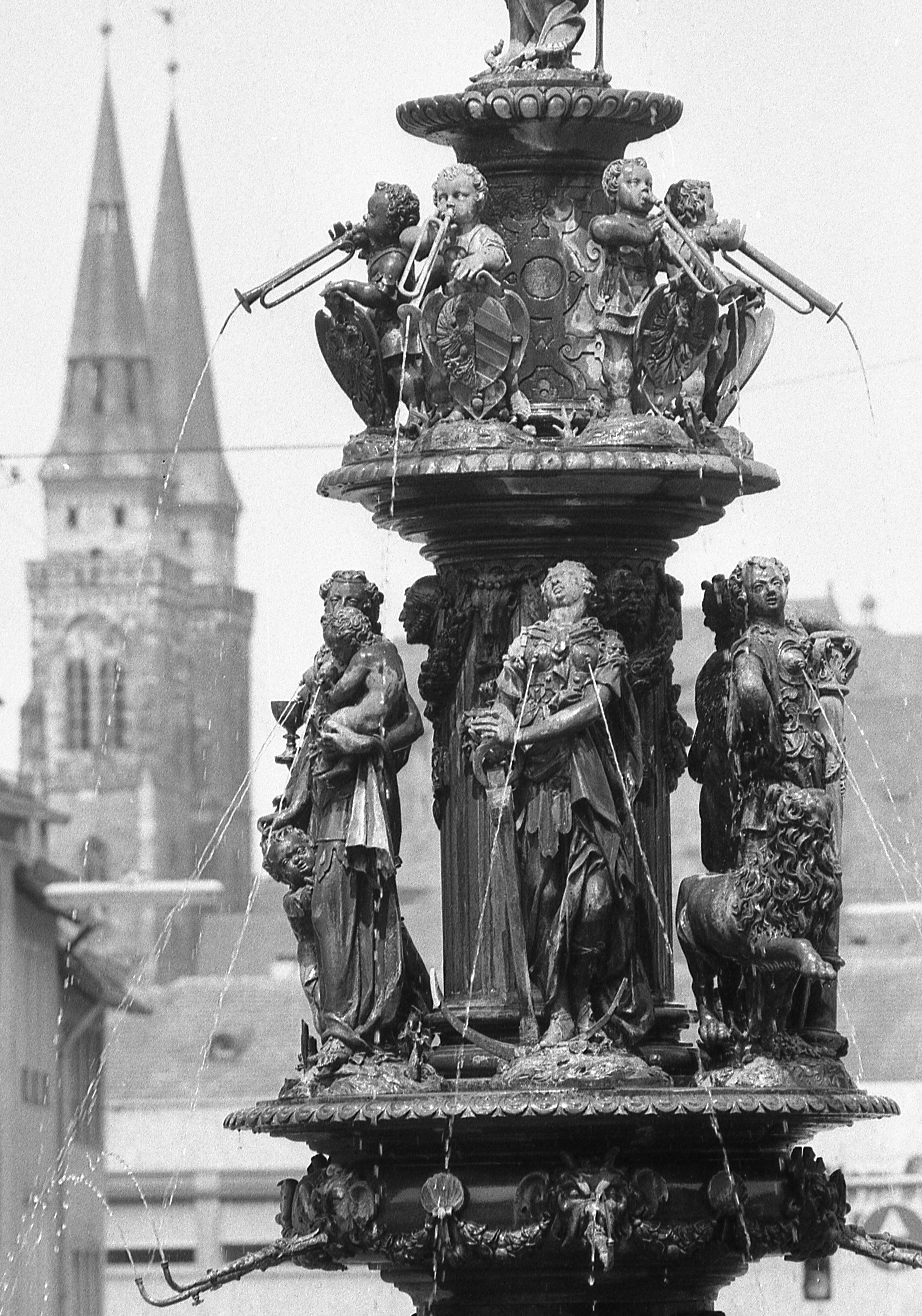 Auch bei dem von Patina überzogenen Tugendbrunnen hat der Zersetzungsprozeß schon lange eingesetzt. Auch bei dem von Patina überzogenen Tugendbrunnen hat der Zersetzungsprozeß schon lange eingesetzt.