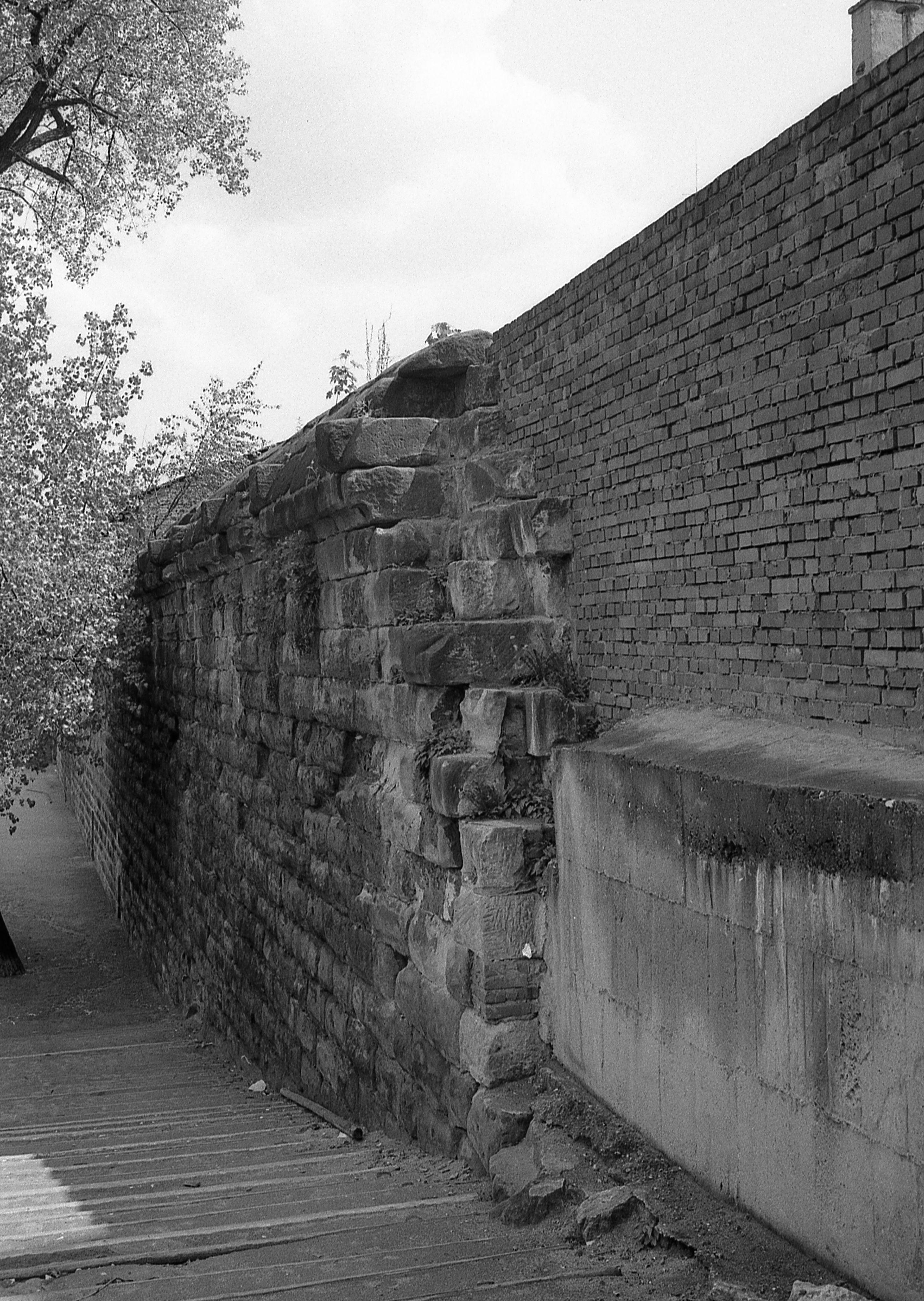 Die Stadtmauer zerfällt langsam aber sicher. Die Stadtmauer zerfällt langsam aber sicher.