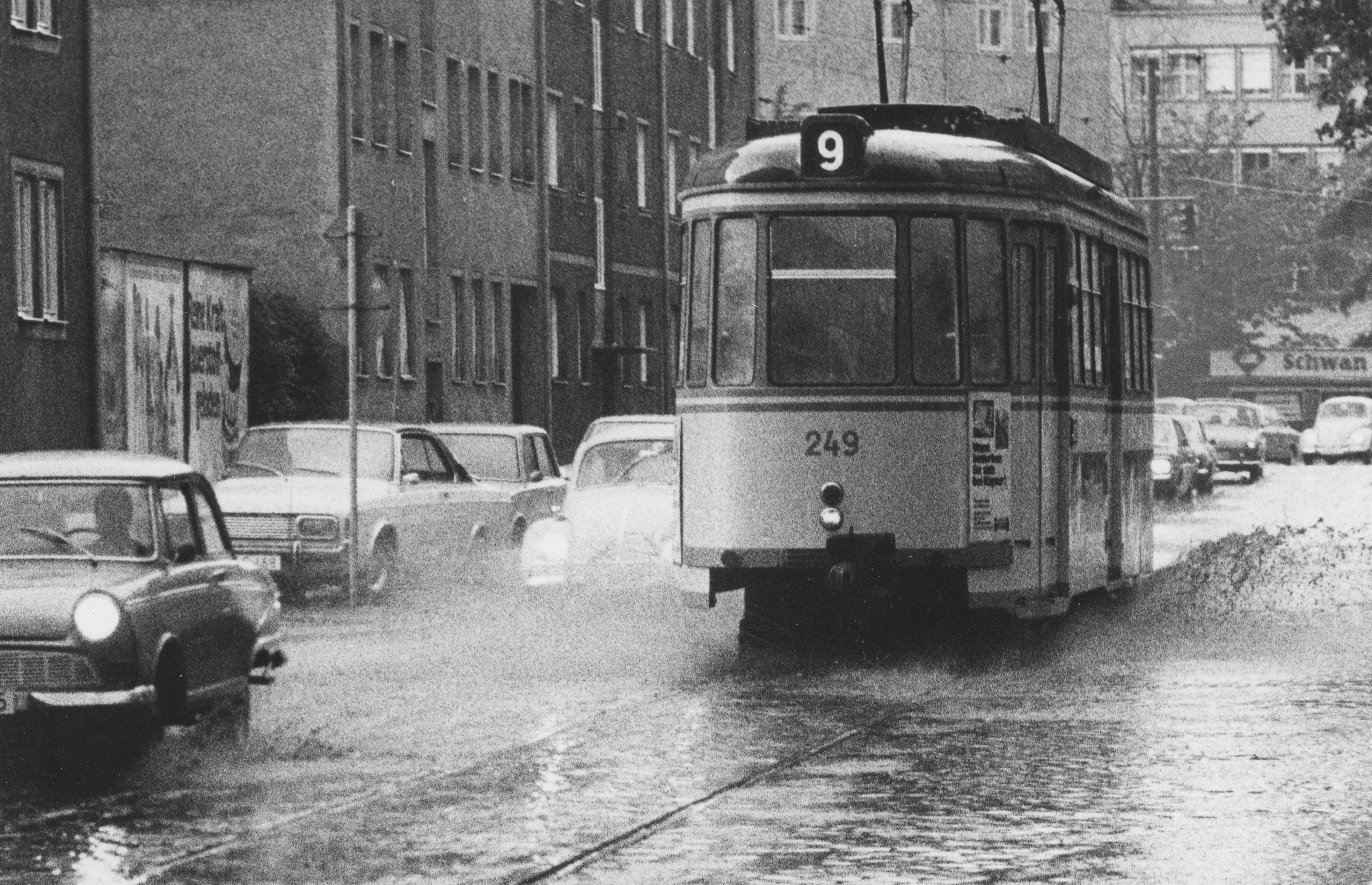 17. Mai 1971: Nach der Überflutung ins Freibad 17. Mai 1971: Nach der Überflutung ins Freibad