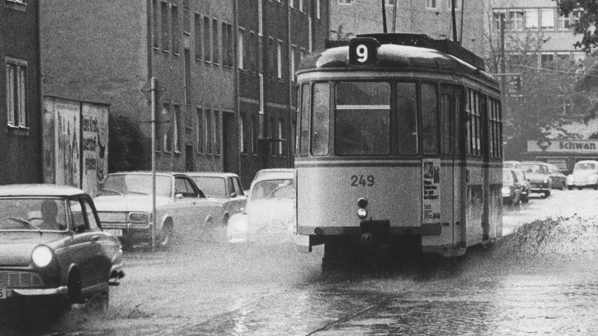  Am Samstagnachmittag: so wie hier die Pirckheimerstraße setzten wolkenbruchartige Regenfälle weite Straßenzüge und auch Unterführungen unter Wasser. Hier geht es zum Kalenderblatt vom 17. Mai 1971: Nach der Überflutung ins Freibad .