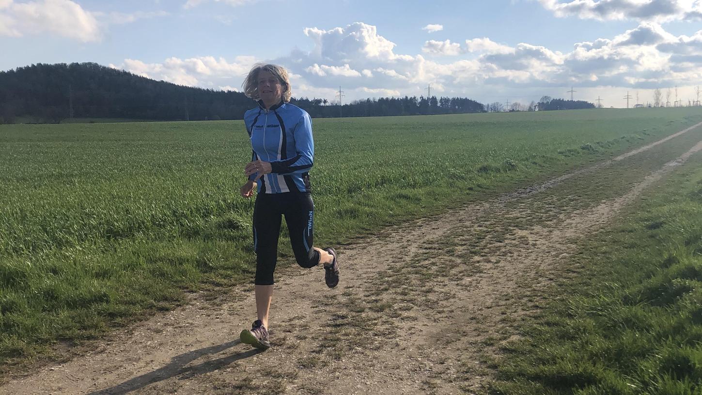 Die bekannte Neumarkter Triathletin und Läuferin Petra Stiegler freut sich bei ihrer Lieblings-Laufrunde auf den Weitblick von der Kuppe bei Tyrolsberg.