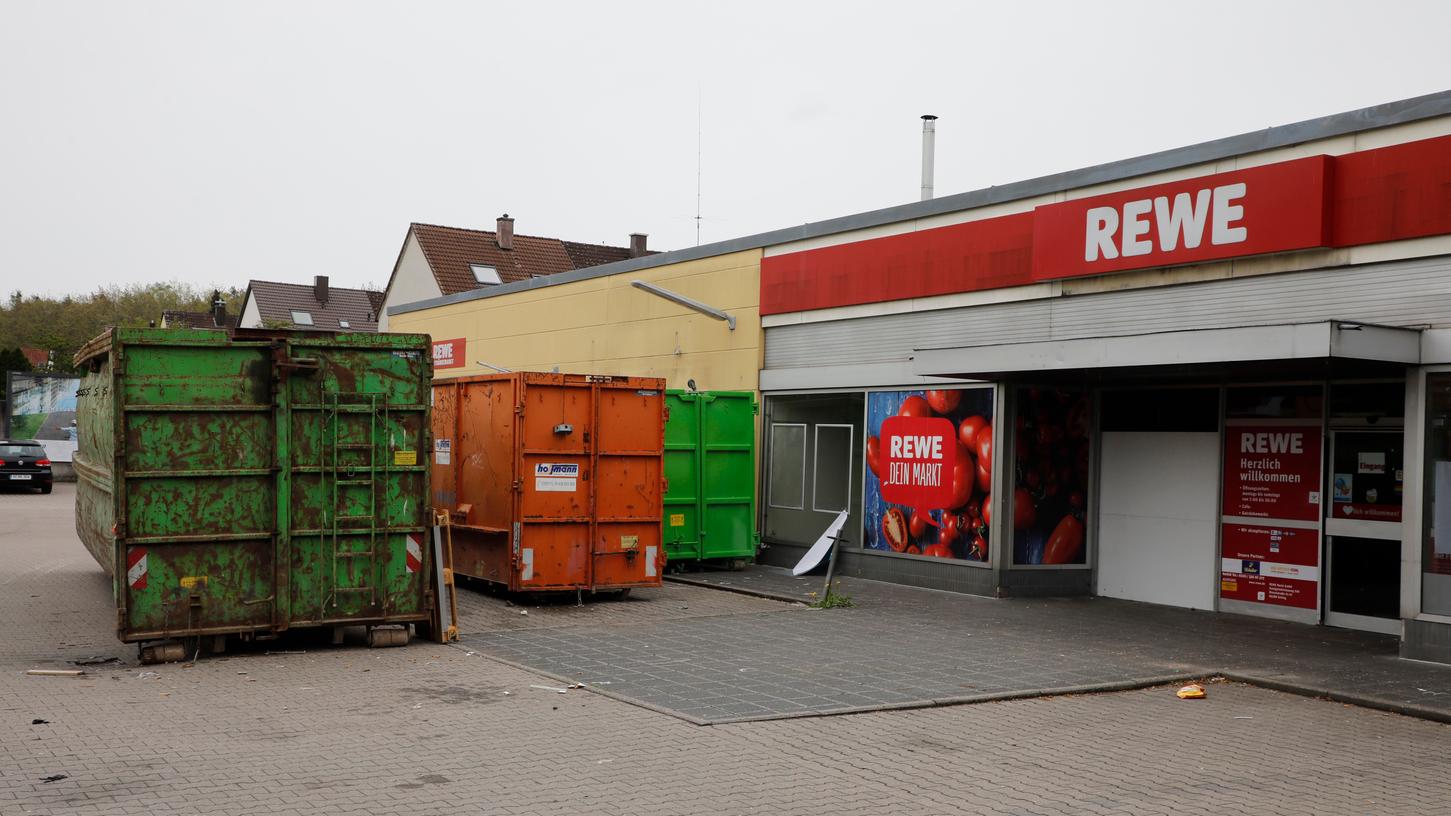 Der Rewe-Markt in Moorenbrunn ist seit Ende April geschlossen. Jetzt rollen die Abrissbagger an. 