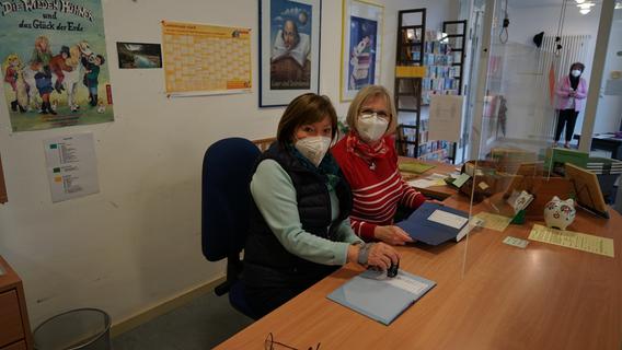 Inge Zettelmaier und ihre Kollegin in der Ausleihe der Gemeindebücherei St. Michael in Heroldsbach. Inge Zettelmaier und ihre Kollegin in der Ausleihe der Gemeindebücherei St. Michael in Heroldsbach.