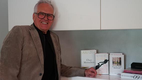 Henry Ludwig mit einigen seiner aktuellen Lieblingsbücher. „Man muss nicht studiert haben“, sagt er, man müsse nur lesen, das bilde. Henry Ludwig mit einigen seiner aktuellen Lieblingsbücher. „Man muss nicht studiert haben“, sagt er, man müsse nur lesen, das bilde.