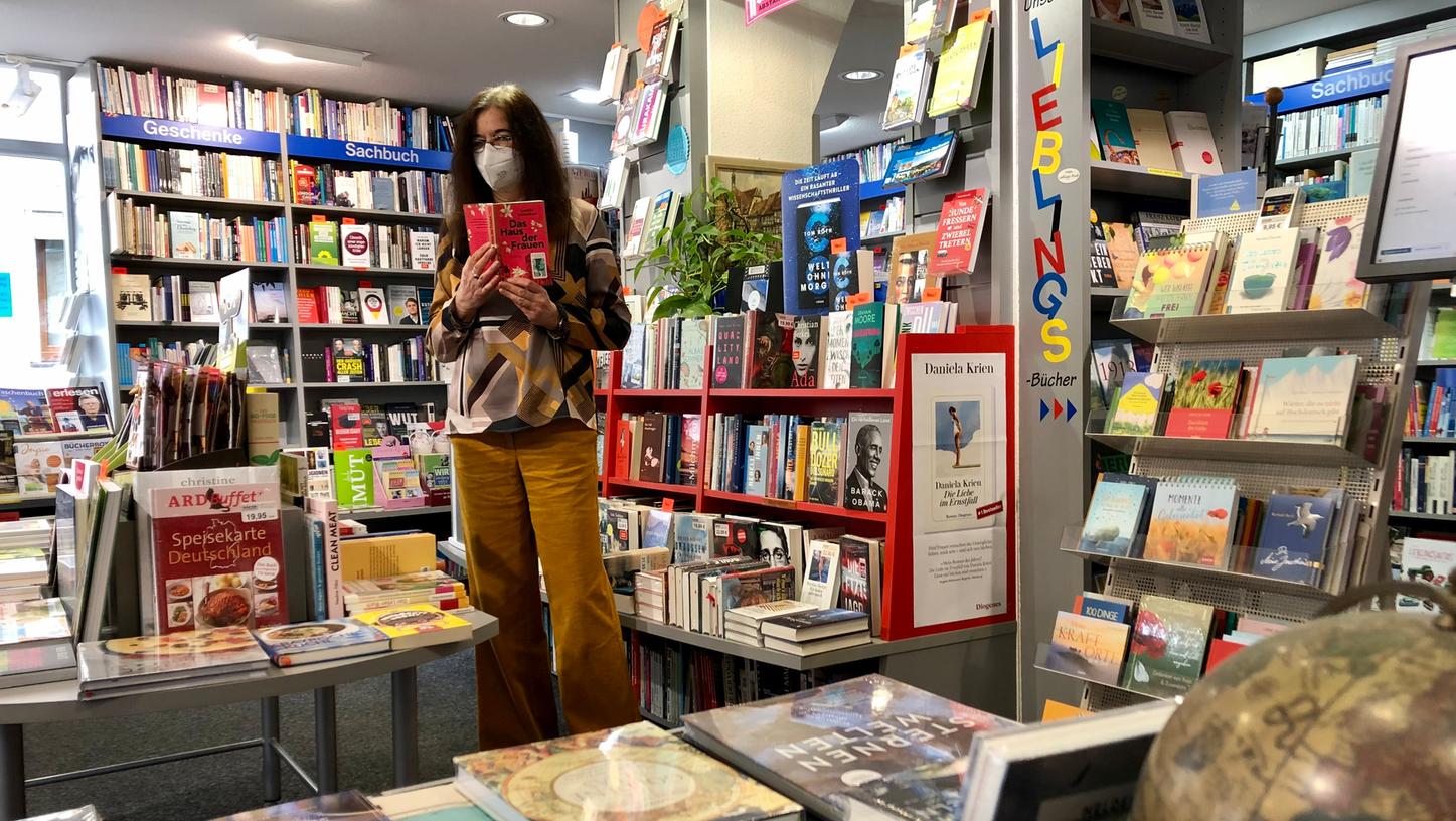 Marion Schmidt in der Bücherstube an der Martinskirche. Die Buchhandlung führt sie mit ihrem Mann schon seit über 30 Jahren – aus Leidenschaft für Bücher. Marion Schmidt in der Bücherstube an der Martinskirche. Die Buchhandlung führt sie mit ihrem Mann schon seit über 30 Jahren – aus Leidenschaft für Bücher.