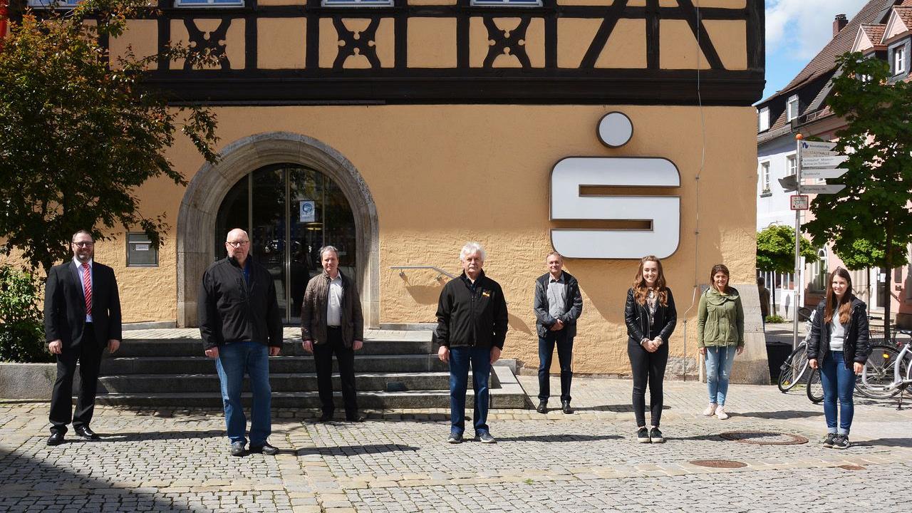 Jan Steger, Beratungs-Center Neustadt a.d. Aisch, Dieter Löscher, Schützengilde Dietersheim, Alexander Specht, FFW Beerbach, Dieter Weis, Männergesangverein Beerbach, Harald Heinlein, Schützenverein Unternesselbach, Jennifer Gahm, Förderverein Nesselbacher Jugend, Sabine Kempf, Gartenbauverein Dietersheim, Madeleine Rost, Förderverein Nesselbacher Jugend (v. l.) bei der Spendenübergabe. Jan Steger, Beratungs-Center Neustadt a.d. Aisch, Dieter Löscher, Schützengilde Dietersheim, Alexander Specht, FFW Beerbach, Dieter Weis, Männergesangverein Beerbach, Harald Heinlein, Schützenverein Unternesselbach, Jennifer Gahm, Förderverein Nesselbacher Jugend, Sabine Kempf, Gartenbauverein Dietersheim, Madeleine Rost, Förderverein Nesselbacher Jugend (v. l.) bei der Spendenübergabe.