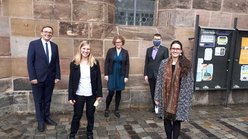 Sie haben als Vorhut schon mit den Vorbereitungen für den Nürnberger Kirchentag 2023 begonnen (von links nach rechts): Philipp Sommerlath als Beauftragter der bayerischen Landeskirche, Salome Höfler, Clara Jantos, Daniel Hufeisen und Anna Lisa Spitzauer.
Sie haben als Vorhut schon mit den Vorbereitungen für den Nürnberger Kirchentag 2023 begonnen (von links nach rechts): Philipp Sommerlath als Beauftragter der bayerischen Landeskirche, Salome Höfler, Clara Jantos, Daniel Hufeisen und Anna Lisa Spitzauer.