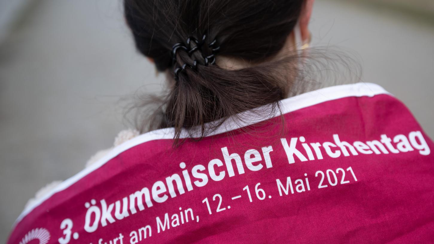 Eine Teilnehmerin beim 3. Ökumenischen Kirchentag, der an diesem Wochenende in Frankfurt stattfindet - wegen der Corona-Pandemie überwiegend in digitalen Formaten. Das soll 2023 in Nürnberg wieder anders werden.
Eine Teilnehmerin beim 3. Ökumenischen Kirchentag, der an diesem Wochenende in Frankfurt stattfindet - wegen der Corona-Pandemie überwiegend in digitalen Formaten. Das soll 2023 in Nürnberg wieder anders werden.