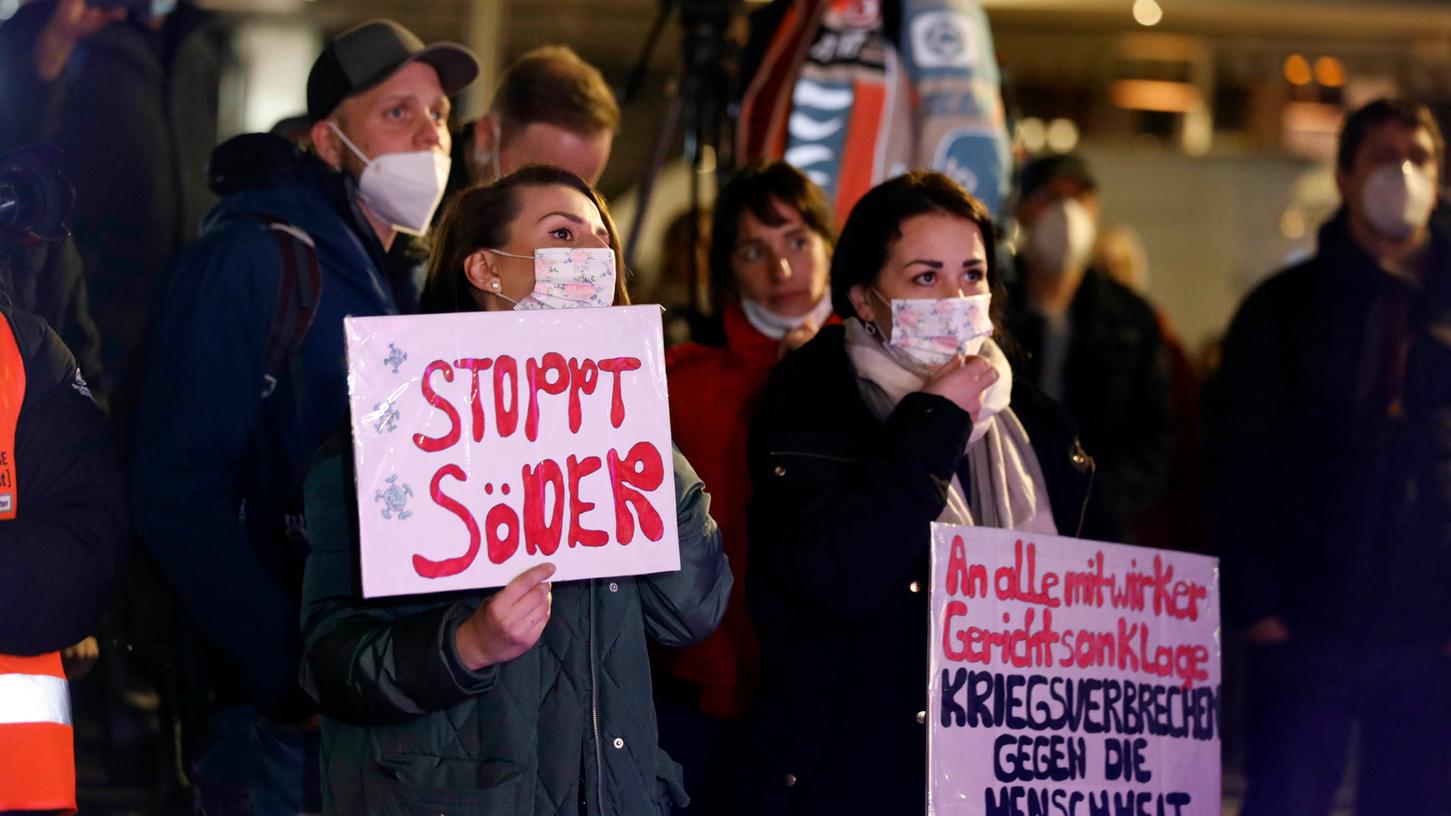 Vor allem gegen Ministerpräsident Markus Söder richtet sich der Protest, wird gegen Corona-Maßnahmen protestiert.