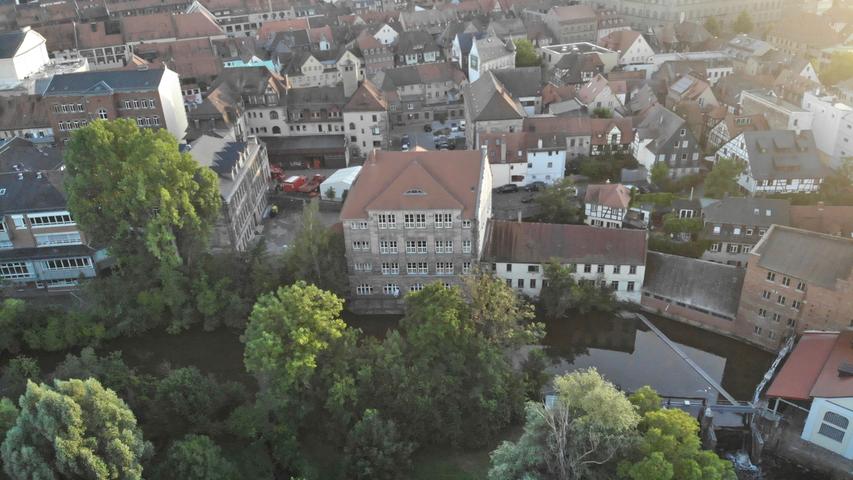 Blick auf das Eichamt am Helmplatz und die alte Feuerwache in Fürth, links davon ist das Heinrich-Schliemann-Gymnasium zu sehen und am rechten Bildrand noch ein Stück der Wolfsgrubermühle.