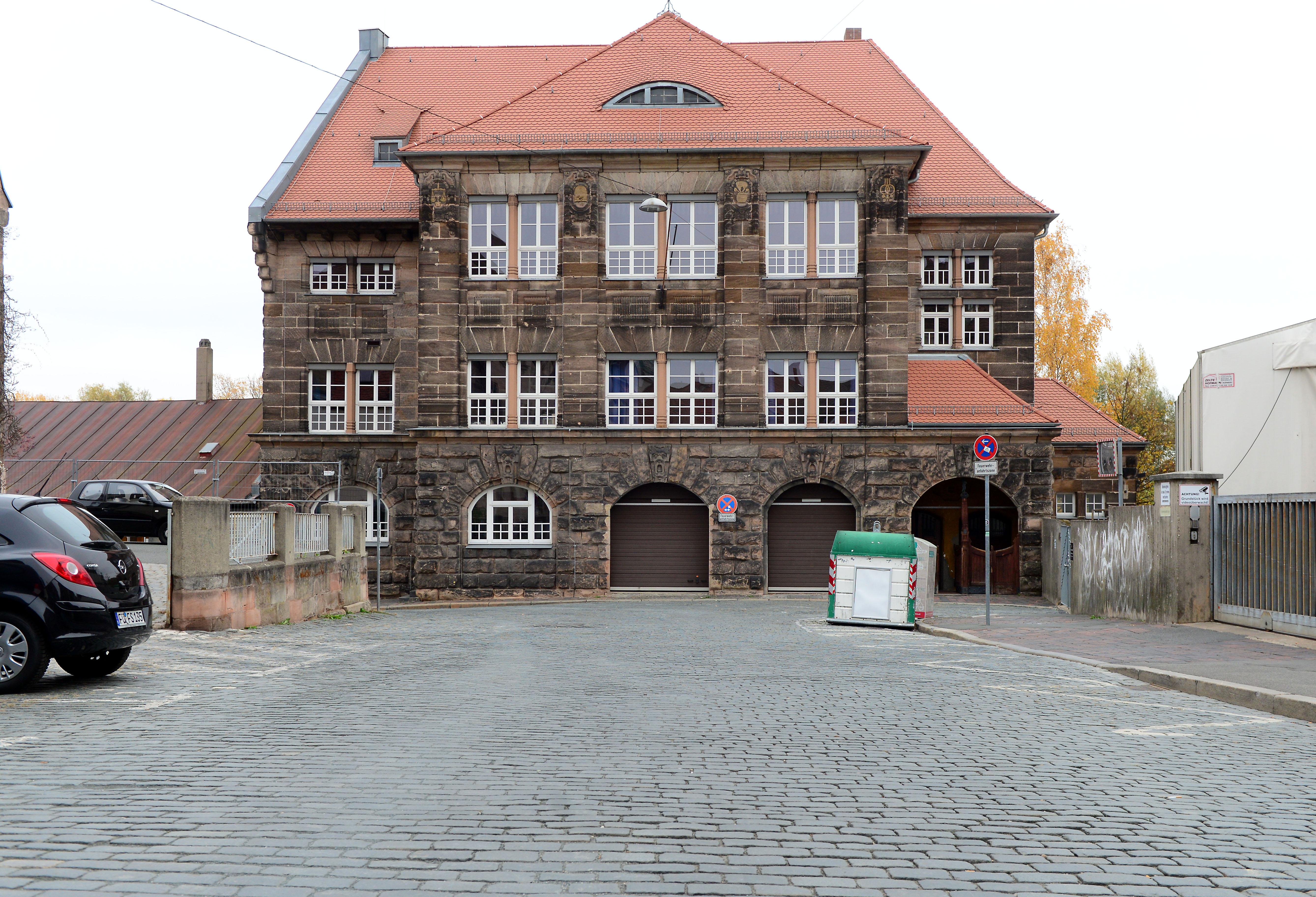 Der Helmplatz mit dem ehemaligen Eichamt.