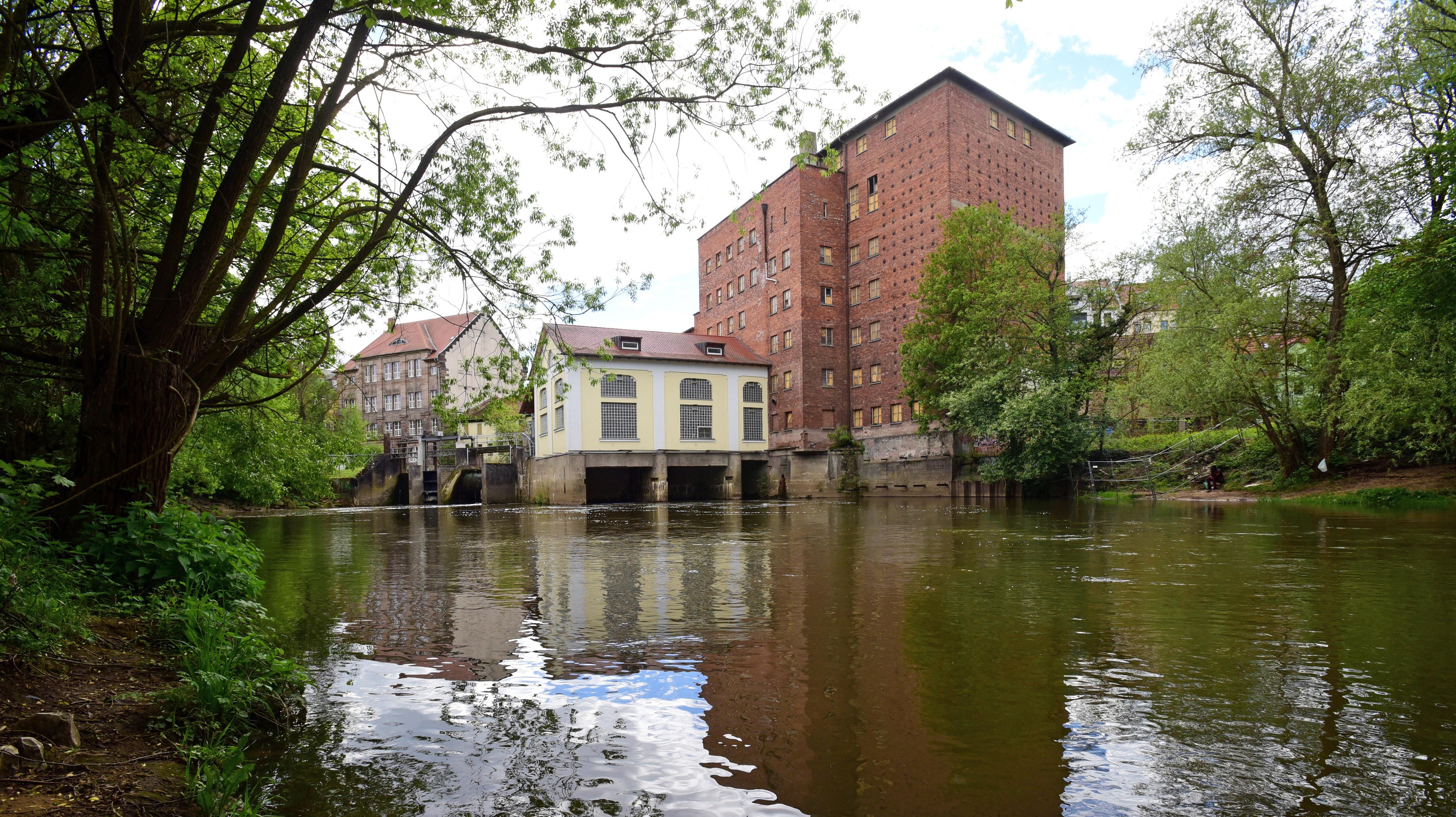 Blick auf die Wolfsgrubermühle. Das Turbinenhaus des Wasserkraftwerks müsste möglicherweise verlegt werden.