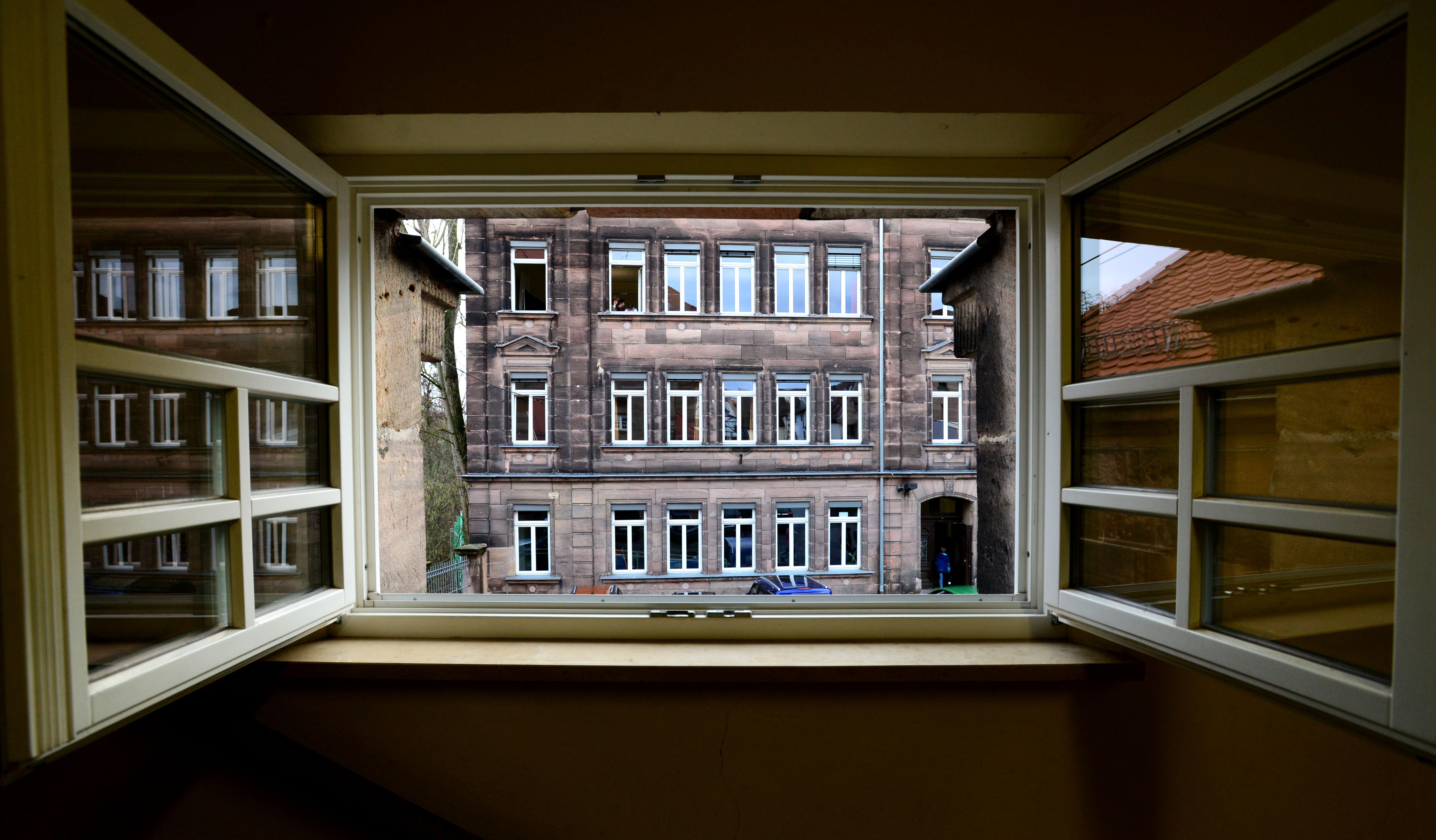 Blick aus dem ehemaligen Eichamt hinüber zu einem vom Schliemann-Gymnasium genutzten Gebäude auf dem Gelände der alten Feuerwache.