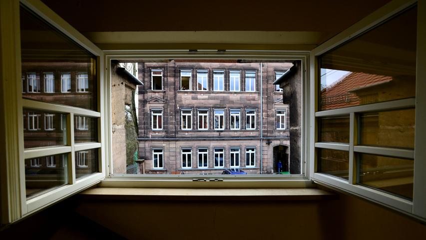 Blick aus dem ehemaligen Eichamt hinüber zu einem vom Schliemann-Gymnasium genutzten Gebäude auf dem Gelände der alten Feuerwache.