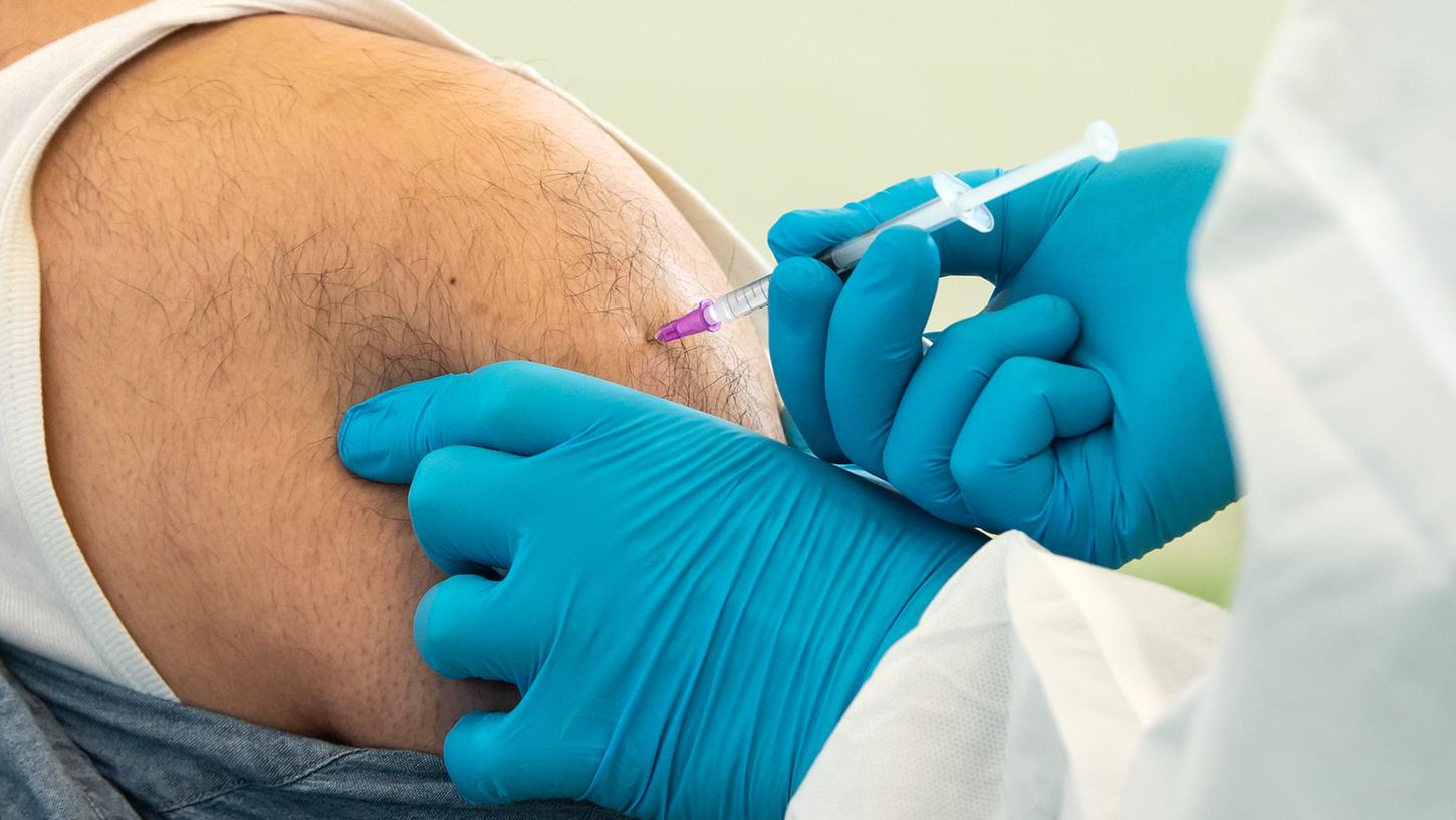 Die Weltgesundheitsorganisation hat nun reiche Nationen dazu aufgefordert, Corona-Impfstoff an ärmere Länder zu spenden.
Die Weltgesundheitsorganisation hat nun reiche Nationen dazu aufgefordert, Corona-Impfstoff an ärmere Länder zu spenden.