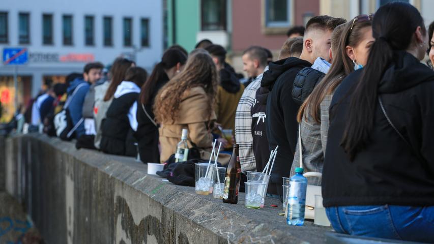 Ohne Masken und Abstand: Hunderte Feiernde in Bamberg