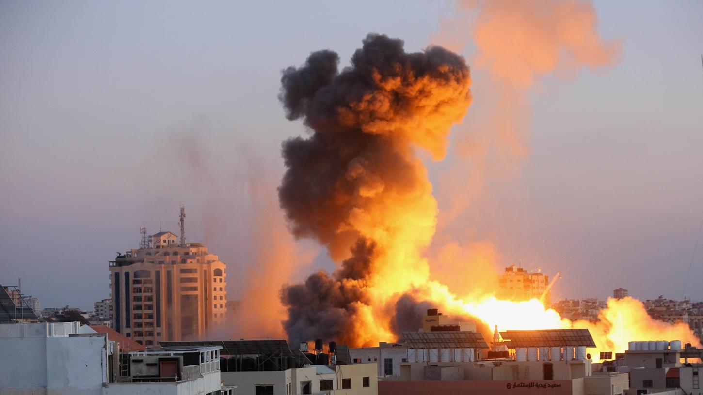 Rauchschwaden steigen nach einem israelischen Luftangriff auf Gaza-Stadt, der das Ansar-Gelände zum Ziel hatte, das durch einen israelischen Luftangriff zerstört wurde, in den Himmel. Die USA bemühen sich um Deeskalation im Gaza-Konflikt.
