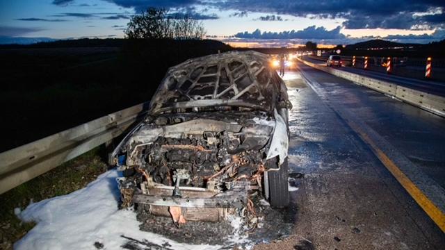 Als der Pkw auf der A 3 zu brennen begann, brachte die Fahrerin noch ihre Katze in Sicherheit. Der Mazda brannte völlig aus. Als der Pkw auf der A 3 zu brennen begann, brachte die Fahrerin noch ihre Katze in Sicherheit. Der Mazda brannte völlig aus.