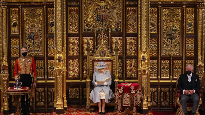 Königin Elizabeth II hat die neue Sitzungsperiode des britischen Parlaments eröffnet. Statt Krone trug sie diesmal nur Hut. Sie war die einzige im Thronsaal ohne Maske.