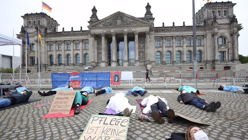 Zum Internationalen Tag der Pflege haben Branchenvertreter mit einer Protestaktion vor dem Bundestag auf Missstände im Pflegebereich aufmerksam gemacht. Unter dem Motto "Wenn, dann jetzt: #Pflegerebellion" beteiligten sich rund 50 Pflegerinnen und Pfleger an einer Demonstration und einem anschliessenden Sleep-In in der Nähe des Reichstagsgebäudes in Berlin.
