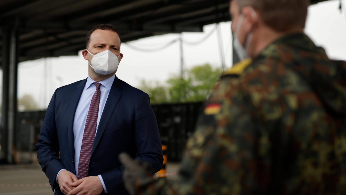 Gesundheitsminister Jens Spahn gehen die Öffnungen in Deutschland teilweise zu schnell.
Gesundheitsminister Jens Spahn gehen die Öffnungen in Deutschland teilweise zu schnell.