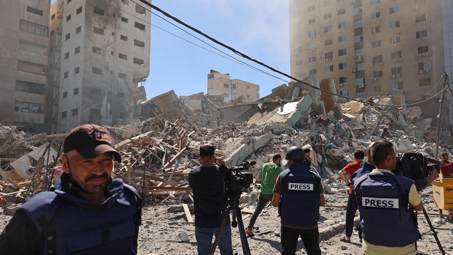 Ein Schutthaufen im Gazastreifen: In dem vollkommen zerstörten Hochhaus hatten mehrere Medienunternehmen ihre Büros, nach einem israelischen Raketenangriff steht keines der 14 Stockwerke mehr.