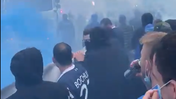 Bilder aus einem Video, dass derzeit im Kurznachrichtendienst Twitter verbreitet wird.
Bilder aus einem Video, dass derzeit im Kurznachrichtendienst Twitter verbreitet wird.