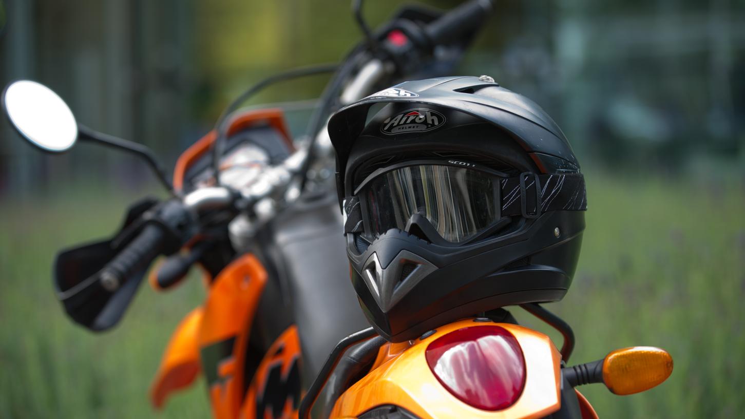 Ein 67 Jahre alter Motorradfahrer ist bei einem Unfall in Unterfranken so schwer verletzt worden, dass er noch am Unfallort verstarb. (Symbolbild) Ein 67 Jahre alter Motorradfahrer ist bei einem Unfall in Unterfranken so schwer verletzt worden, dass er noch am Unfallort verstarb. (Symbolbild)