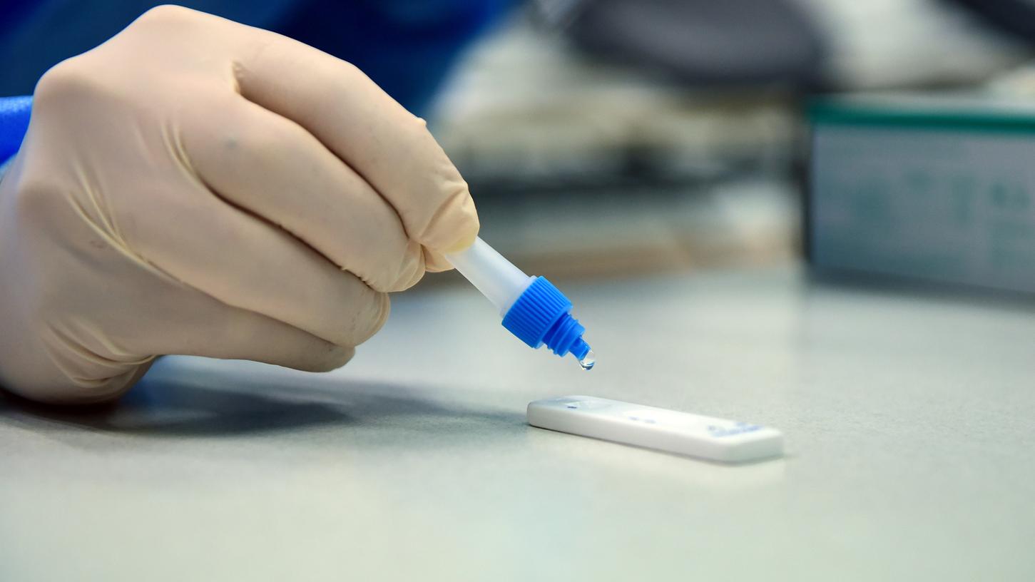 Schüler müssen sich weiterhin auf Corona testen, allerdings dürfen sie nun alle wieder in den Präsenzunterricht.
Schüler müssen sich weiterhin auf Corona testen, allerdings dürfen sie nun alle wieder in den Präsenzunterricht.