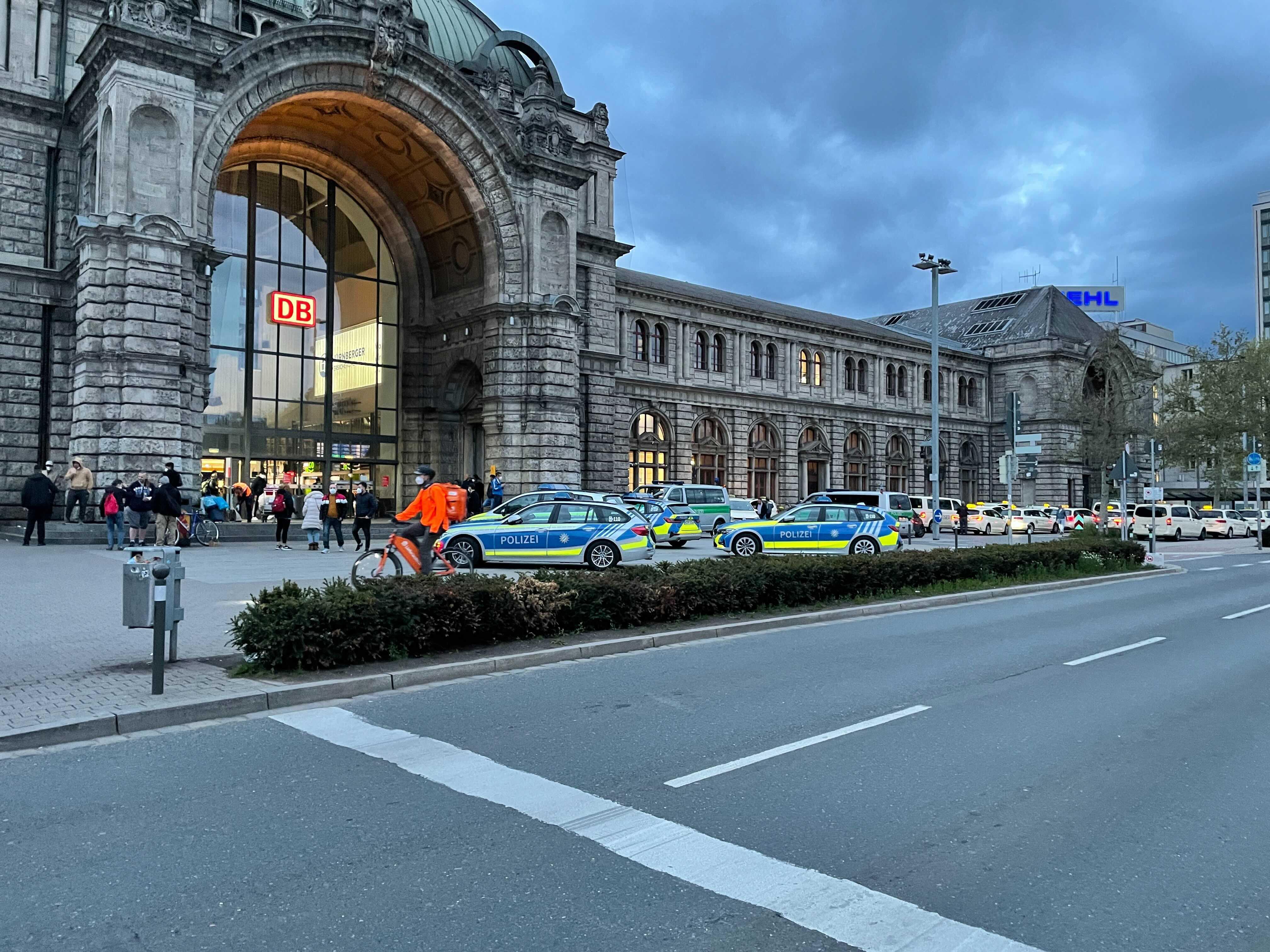 Mehrere Streifenwagen der Polizei parkten am Samstagabend vor dem Hauptbahnhof. Mehrere Streifenwagen der Polizei parkten am Samstagabend vor dem Hauptbahnhof.